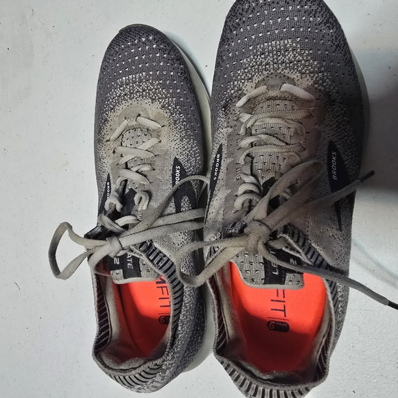 Brooks Gray Athletic Shoes with Knit Fabric and Sleek Design Levite 2 Brand Used main image 8